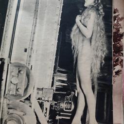 L'attente en coulisse d'Eve, dans la revue  un vrai paradis